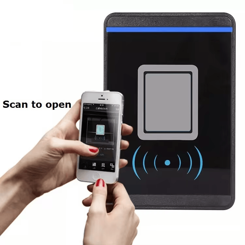 Pametni telefon drži se ispred QR terminala za pristup Y20 radi demonstracije mobilnog skeniranja za beskontaktni ulazak kroz vrata.