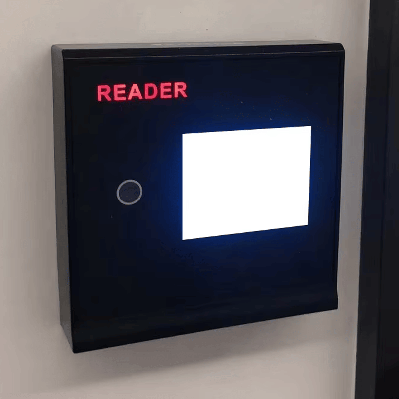 QR terminal za pristup Y30Q postavljen je na zid sa osvetljenim područjem ekrana i vidljivom prednjom kamerom u stvarnoj primeni.