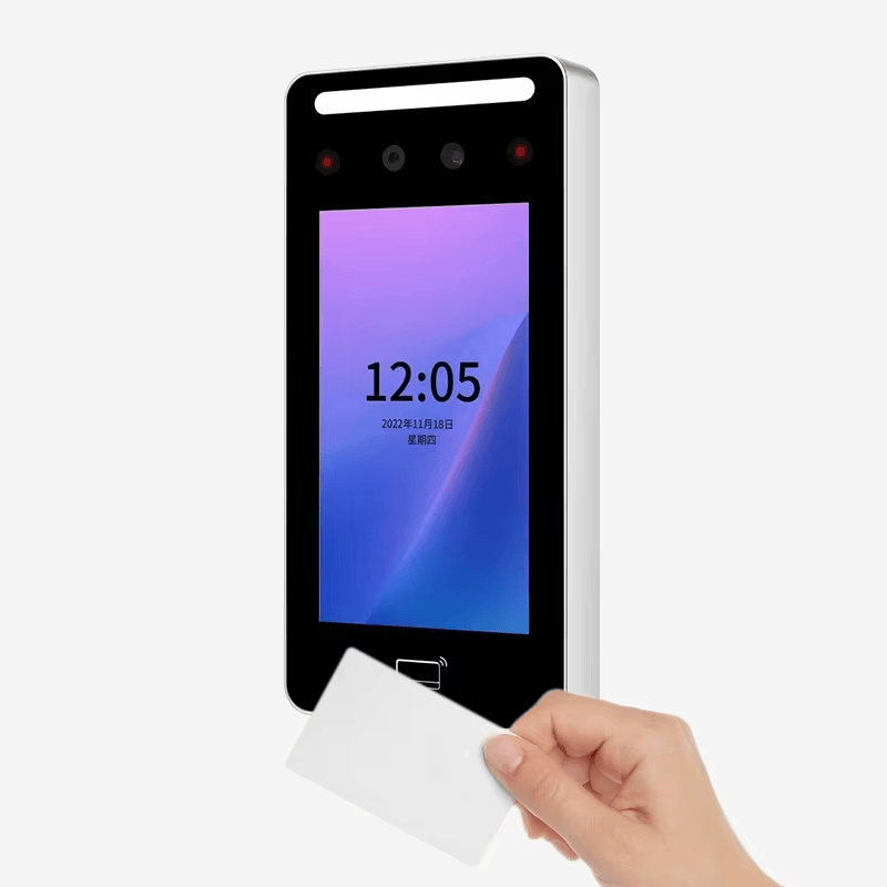 FV-5 Tuya terminal za pristup pomoću lica prikazan je uspravno dok ruka prinosi praznu karticu integrisanoj zoni za čitanje RFID kartica.
