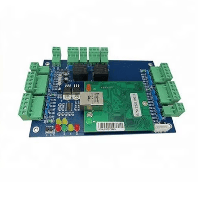 Ploča kontrolera pristupa za dvoja vrata WG02 prikazana je pod uglom s kompletnim PCB rasporedom i terminalima i svetlima statusa.