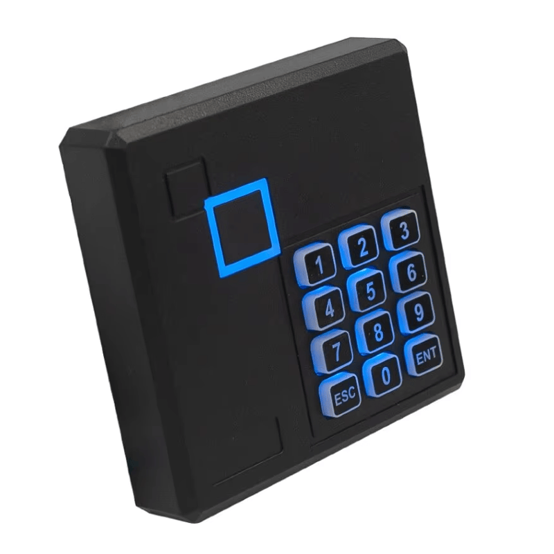 Ova slika prikazuje Dvofrekventni LF/HF RFID čitač za pristupne sisteme i ističe detalj čipa za primene iz kategorije RFID čitači za kontrolu pristupa.