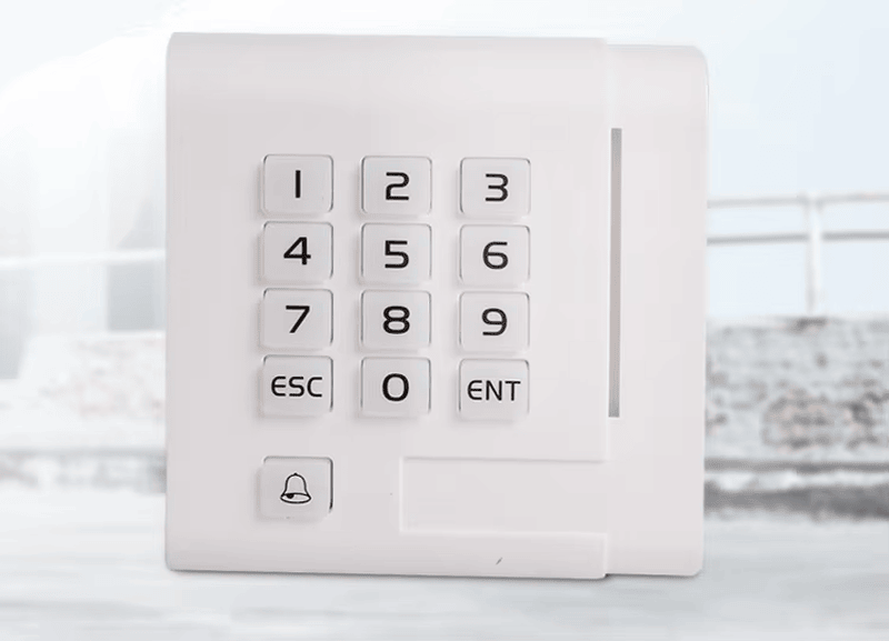 Dvofrekventni RFID pristupni čitač sa tastaturom prikazan iz perspektive jasnog prikaza čipa za primene iz kategorije pristupnih čitača sa tastaturom.