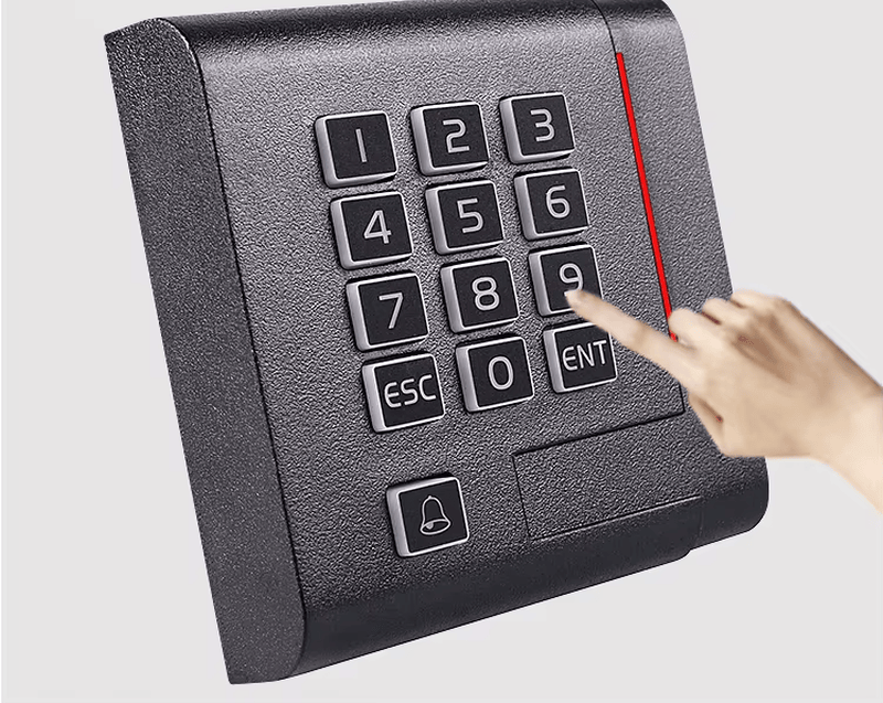Fotografija proizvoda dvofrekventnog RFID pristupnog čitača sa tastaturom koja prikazuje ugradnju za ulazna vrata u kategoriji pristupnih čitača sa tastaturom.