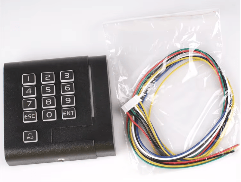Dvofrekventni RFID pristupni čitač sa tastaturom prikazan sa vodootpornim kućištem namenjen kupcima koji upoređuju rešenja iz kategorije pristupnih čitača sa tastaturom.