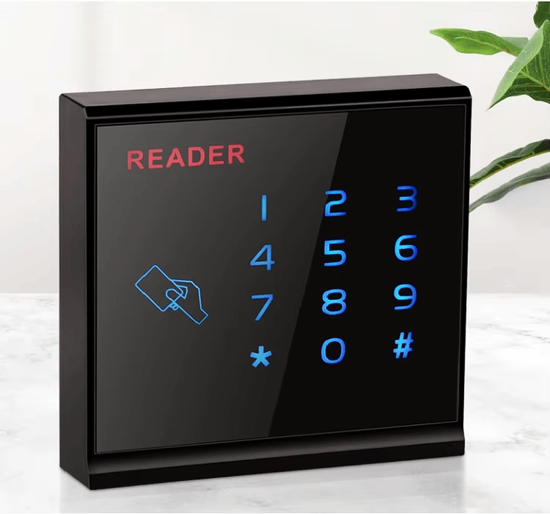 USB RFID čitač pristupa za upisivanje Wiegand kartica prikazan sa fokusom na prednju tastaturu za projekte RFID čitača pristupa.