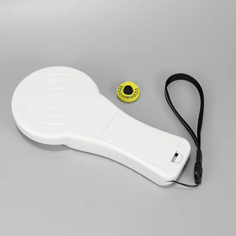 Krupni prikaz pokazuje USB priključak za punjenje i prenos podataka na dnu čitača FJ380 za lako povezivanje i upravljanje napajanjem.