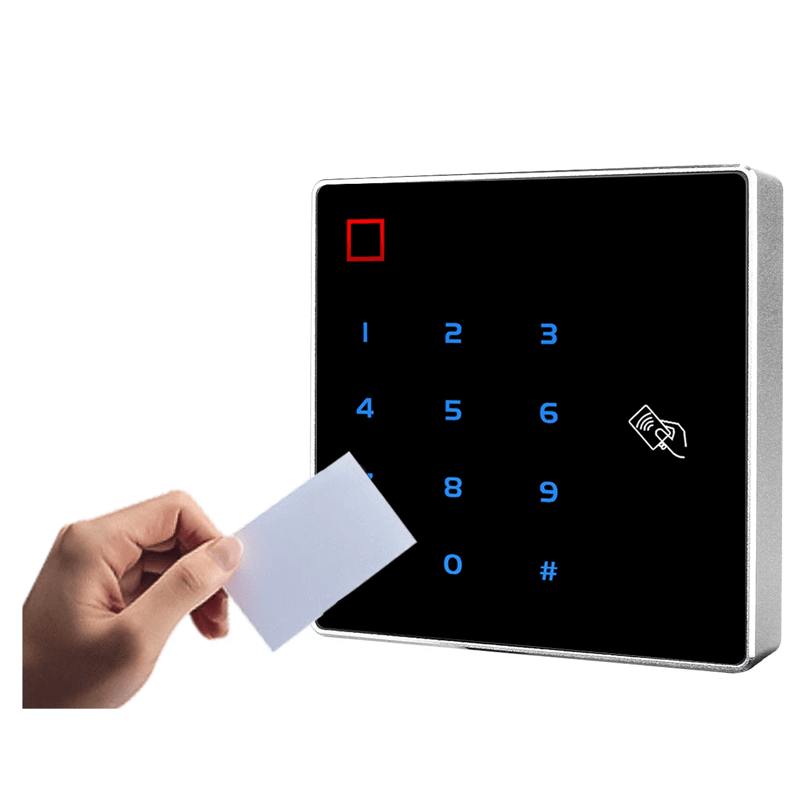Ova slika prikazuje praznu karticu prinesenu NFC čitaču sa tastaturom J102H-DF tokom beskontaktnog ulaska kroz vrata.