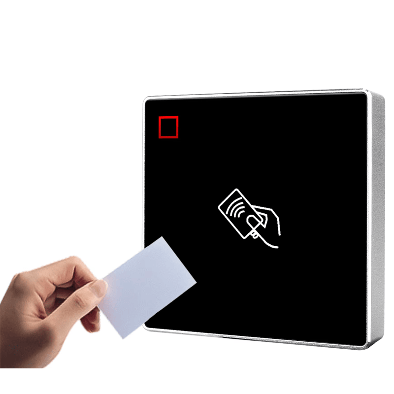 Slika prikazuje praznu RFID karticu prinesenu OSDP beskontaktnom čitaču J103H sa prednjom pločom u stilu ikona.