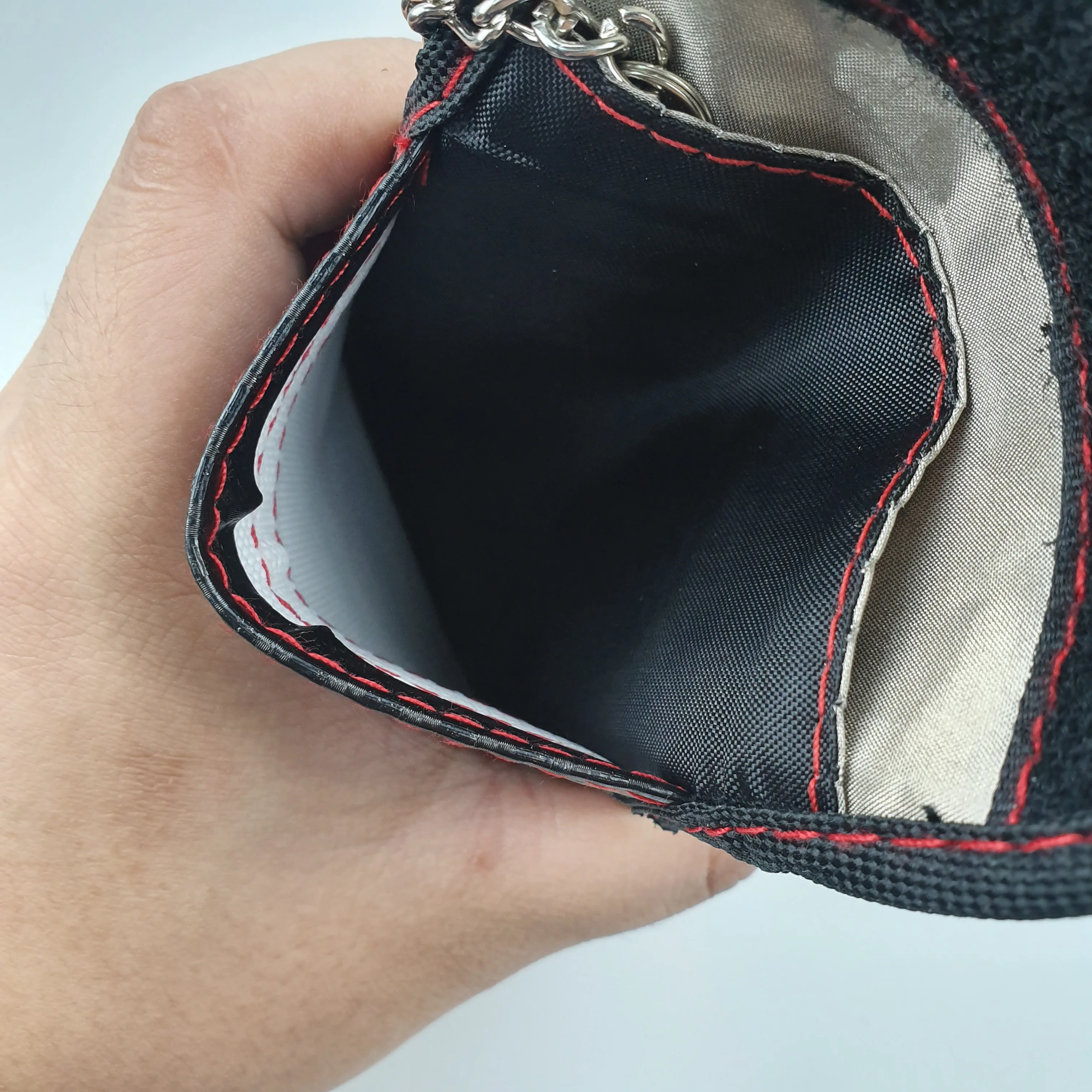 Crna RFID zaštitna torba od karbonskih vlakana predstavljena je kao elegantan i profesionalan dodatak za savremenu svakodnevnu sigurnost nošenja.