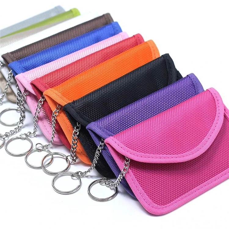 Ova braon RFID blokirajuća torbica od PU kože ističe visok kvalitet šavova i vrhunske materijale koji se koriste za bezbedno skladištenje.