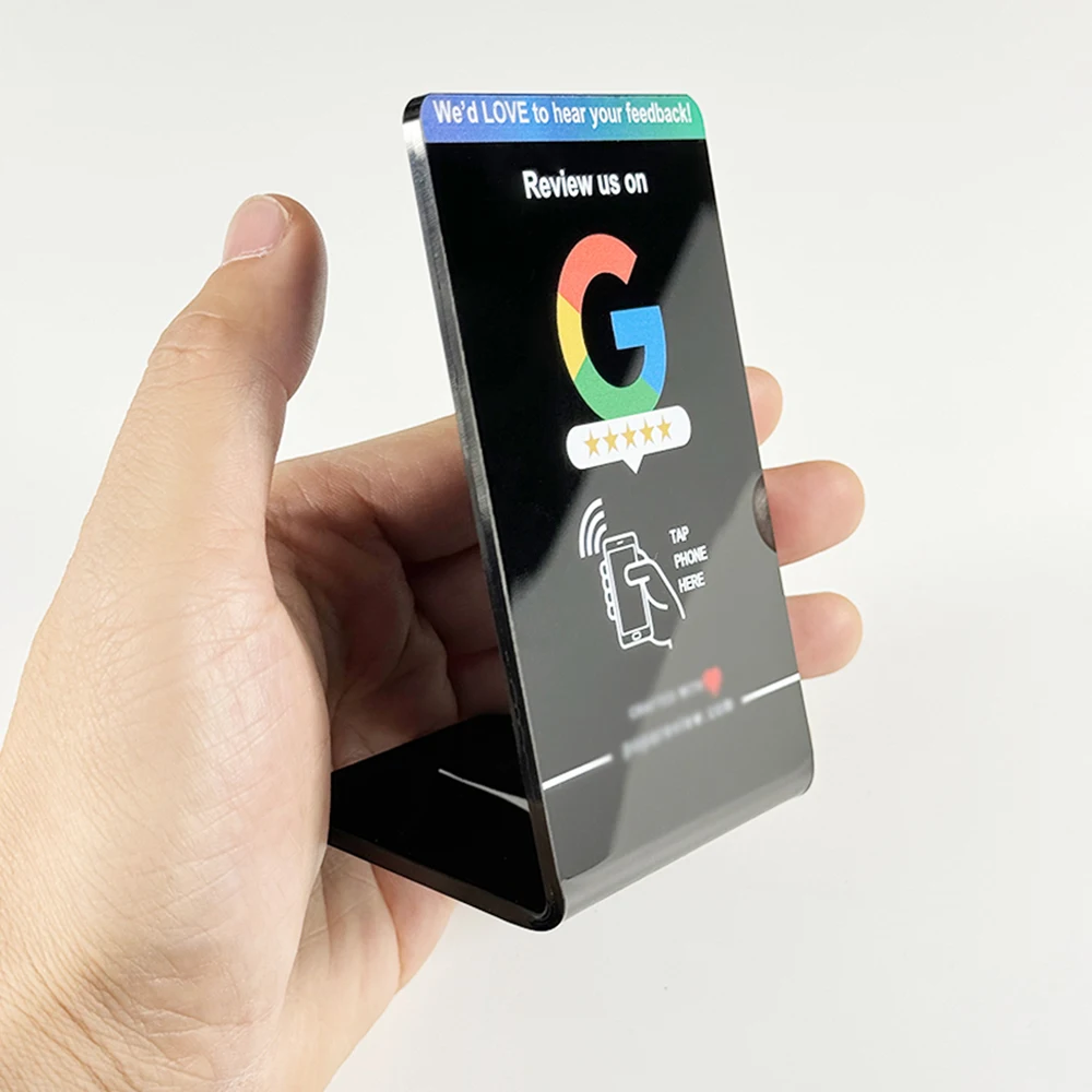 Detaljan prikaz NFC čipa ugrađenog u Google karticu za recenzije za neprekidnu funkcionalnost ostavljanja recenzije dodirom.