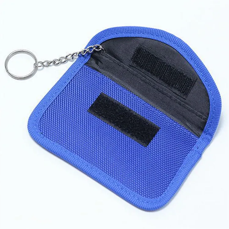 Ova RFID blokirajuća torbica putne veličine funkcioniše kao bezbedan organizator za čuvanje pasoša i platnih kartica od digitalne krađe.