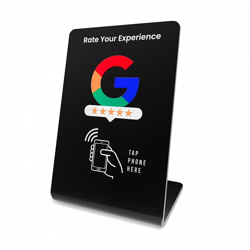 Stalak za Google recenzije postavljen na maloprodajnu tezgu pored proizvoda koji podstiče kupce da ostave trenutne povratne informacije.