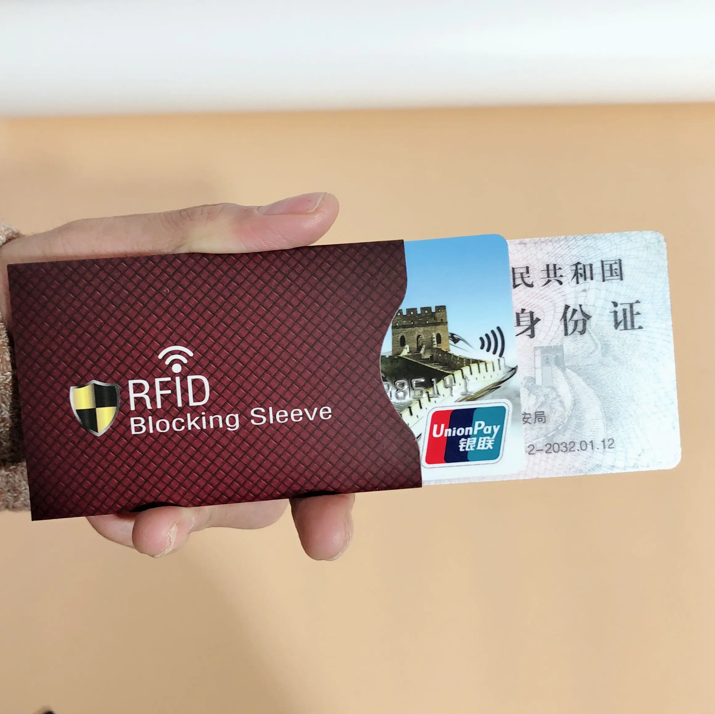 Bordo RFID zaštitna futrola drži se sa umetnutom karticom kako bi se prikazali zakrivljeni bočni zarez i glatka završna obrada ivica za svakodnevnu upotrebu.