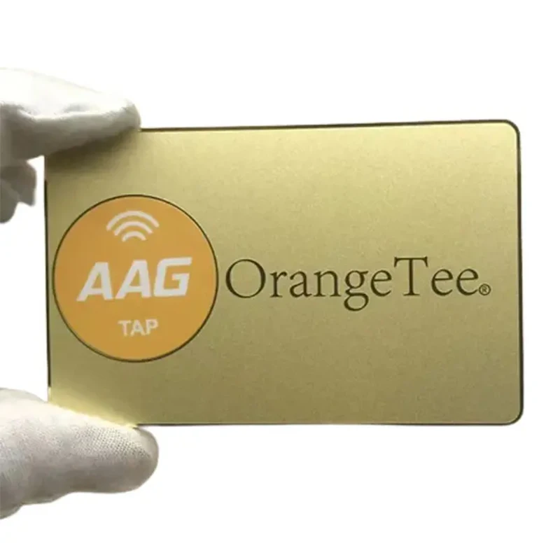 Metalne NFC vizitkarte po meri za vrhunsko brendiranje prikazane u odeljku sa opisom uz detaljan prikaz proizvoda iz blizine za primene kod metalnih vizit-karti.