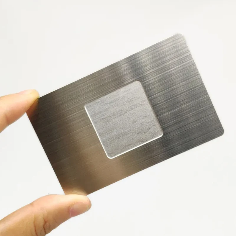 Metalne NFC vizitkarte po meri za vrhunsko brendiranje prikazane u odeljku sa opisom uz detaljan prikaz teksture površine za primene kod metalnih vizit-karti.