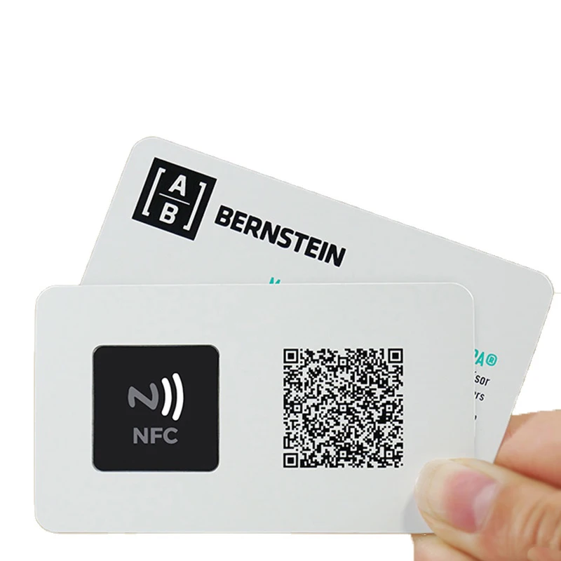 Metalne NFC vizitkarte po meri za vrhunsko brendiranje prikazane u odeljku sa opisom uz detaljan prikaz završne obrade ivica za primene kod metalnih vizit-karti.