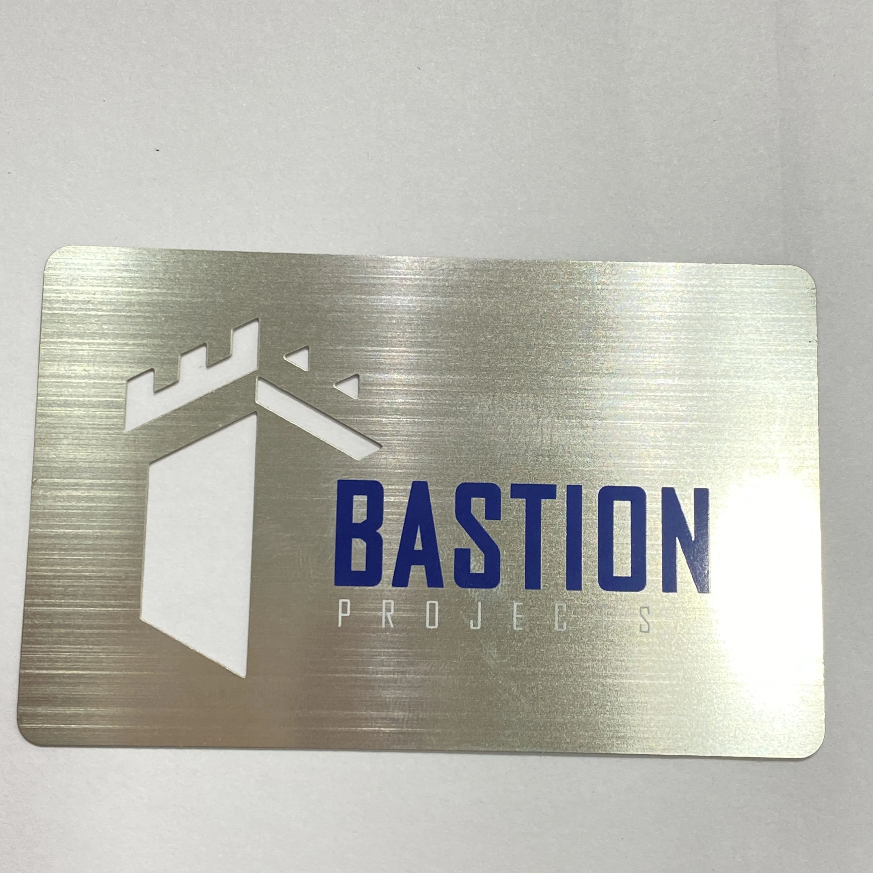 Zlatom platirane metalne vizit karte za premijum brendove prikazane u odeljku sa opisom, sa detaljnim prikazom završne obrade ivica za primene metalnih vizit karti.