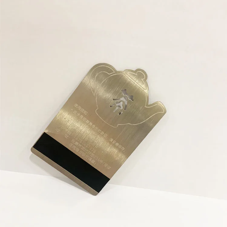 Zlatom platirane metalne vizit karte za premijum brendove prikazane u odeljku sa opisom, sa detaljnim prikazom teksture površine za primene metalnih vizit karti.