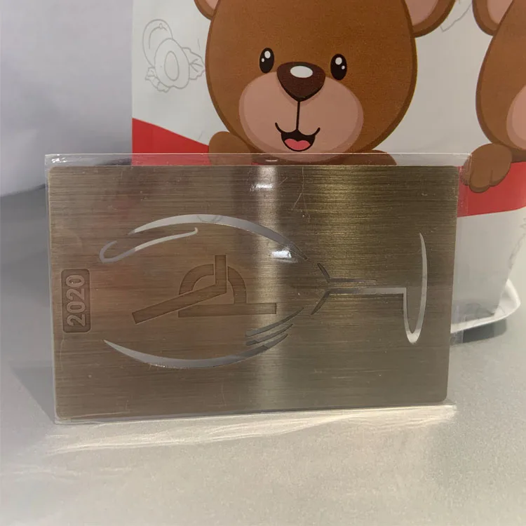 Zlatom platirane metalne vizit karte za premijum brendove prikazane u odeljku sa opisom, sa detaljnim prikazom teksture površine za primene metalnih vizit karti.