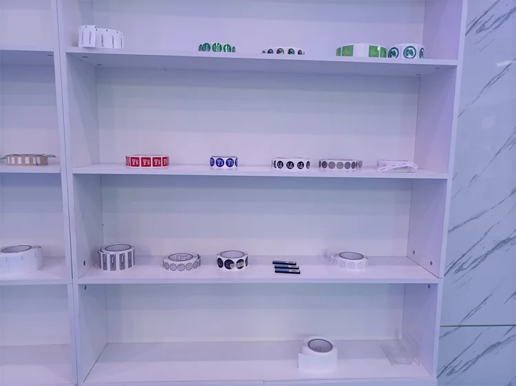 HF RFID oznake za pristup događajima za beskontaktni ulaz prikazane u odeljku sa opisom sa prikazom primene za primene HF RFID oznaka.