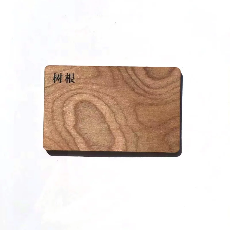Prilagođene Sapele RFID drvene poklon-kartice prikazane u odeljku sa opisom uz prikaz uzorka prilagođenog dizajna za primene drvenih kartica.