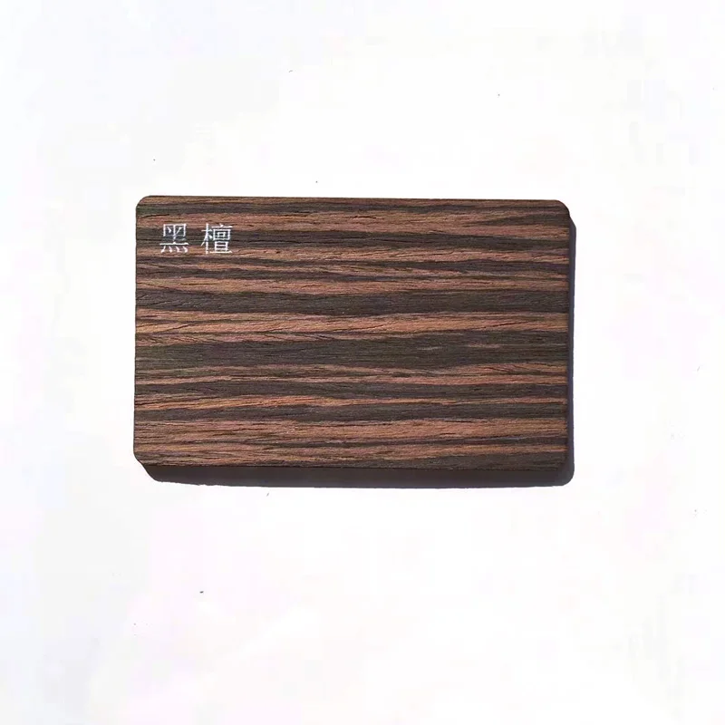 Prilagođene Sapele RFID drvene poklon-kartice prikazane u odeljku sa opisom uz prikaz primene za primene drvenih kartica.