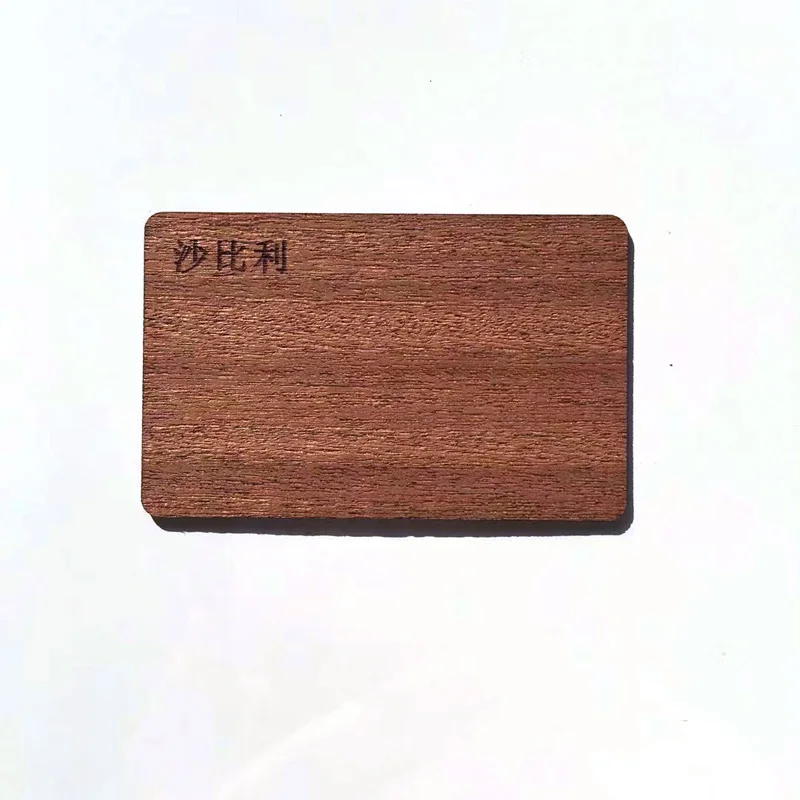 Prilagođene Sapele RFID drvene poklon-kartice prikazane u odeljku sa opisom uz prikaz uzorka prilagođenog dizajna za primene drvenih kartica.