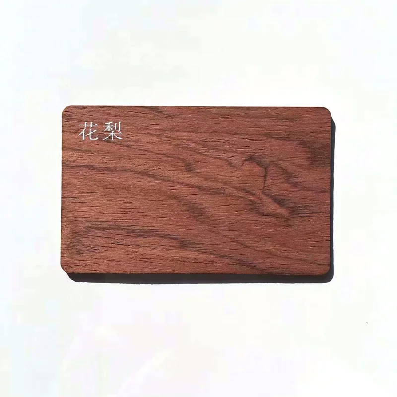 Prilagođene Sapele RFID drvene poklon-kartice prikazane u odeljku sa opisom uz detaljan prikaz materijala i završne obrade za primene drvenih kartica.