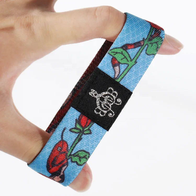 Živopisan prikaz elastičnih RFID narukvica za resort ističe mogućnosti štampe u punom CMYK koloru za složenu prilagođenu grafiku.