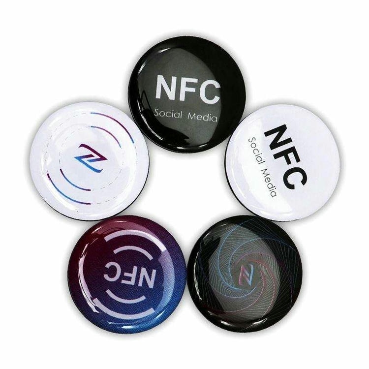 Okrugle NFC nalepnice od epoksidne smole predstavljene kao uzorci prikazuju slojeve sa logotipom po meri za oznake na ambalaži i marketinške interakcije dodirom.