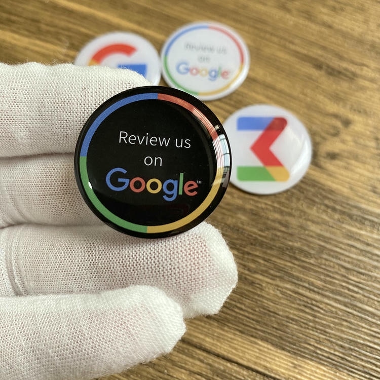 NFC nalepnica od epoksidne smole u obliku po meri drži se rukom u rukavici i ima dizajn za Google recenziju i ispupčenu završnicu za prikupljanje utisaka dodirom.