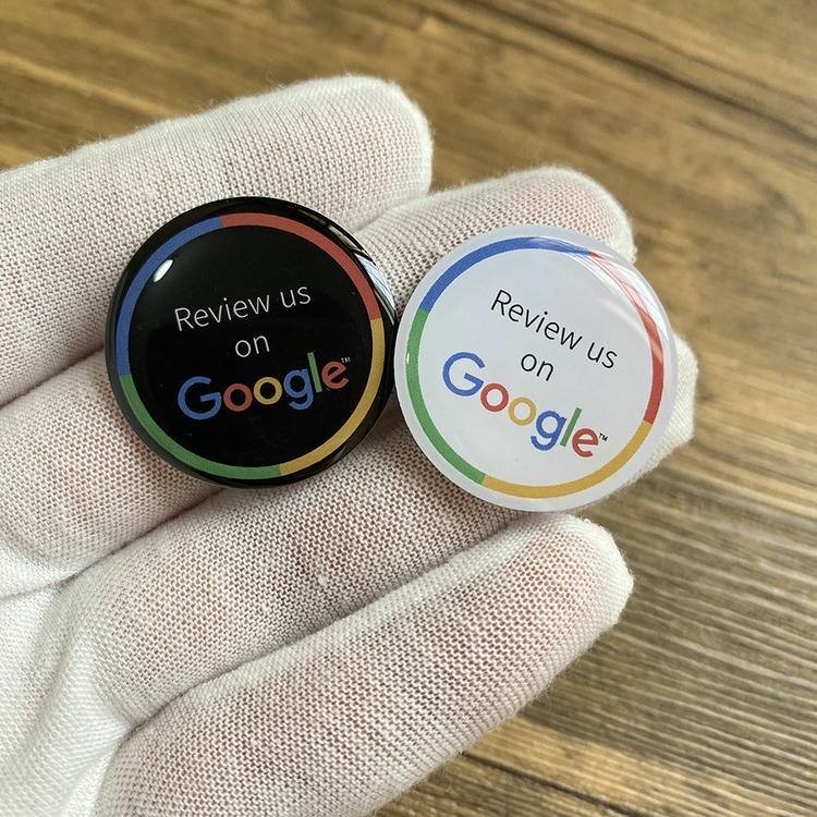 Par crno-belih NFC nalepnica od epoksidne smole u obliku po meri za recenzije ima ispupčen premaz za dugotrajnu interakciju sa brendom dodirom.