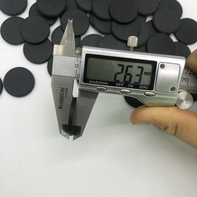 Poređenje šarenih RFID kontrolnih oznaka prikazuje prečnik od 25 mm i čvrstu konstrukciju za spoljašnju upotrebu.