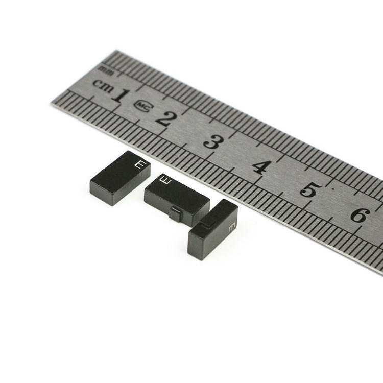 Mala keramička RFID oznaka C1005-1 drži se na vrhu prsta kako bi se vizuelno pokazale njene kompaktne dimenzije 10x5mm.
