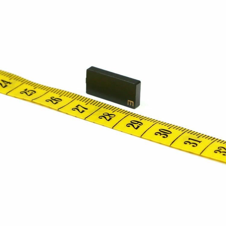 Bočni prikaz UHF RFID oznake C1909-1 ističe njenu debljinu od 3.0mm i robusnu konstrukciju keramičke podloge.