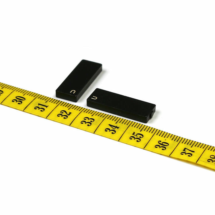 Keramička RFID oznaka C2509-1 postavljena je pored industrijskih alata radi demonstracije tankog oblika za obeležavanje uske metalne imovine.